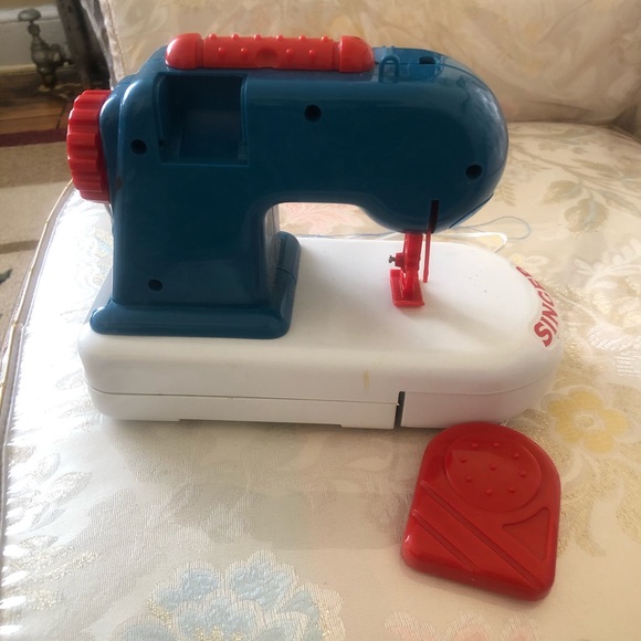 Singer sewing machine - Picture 4 of 5